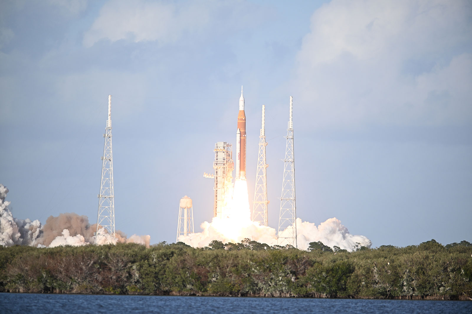 NASAのスペース・ローンチ・システム（SLS）は、ボーイング製のコアステージを動力源として、米国東部時間2026年4月1日（水）午後6時35分にケネディ宇宙センターから打ち上げられ、月周回の10日間にわたるミッションが開始されました。