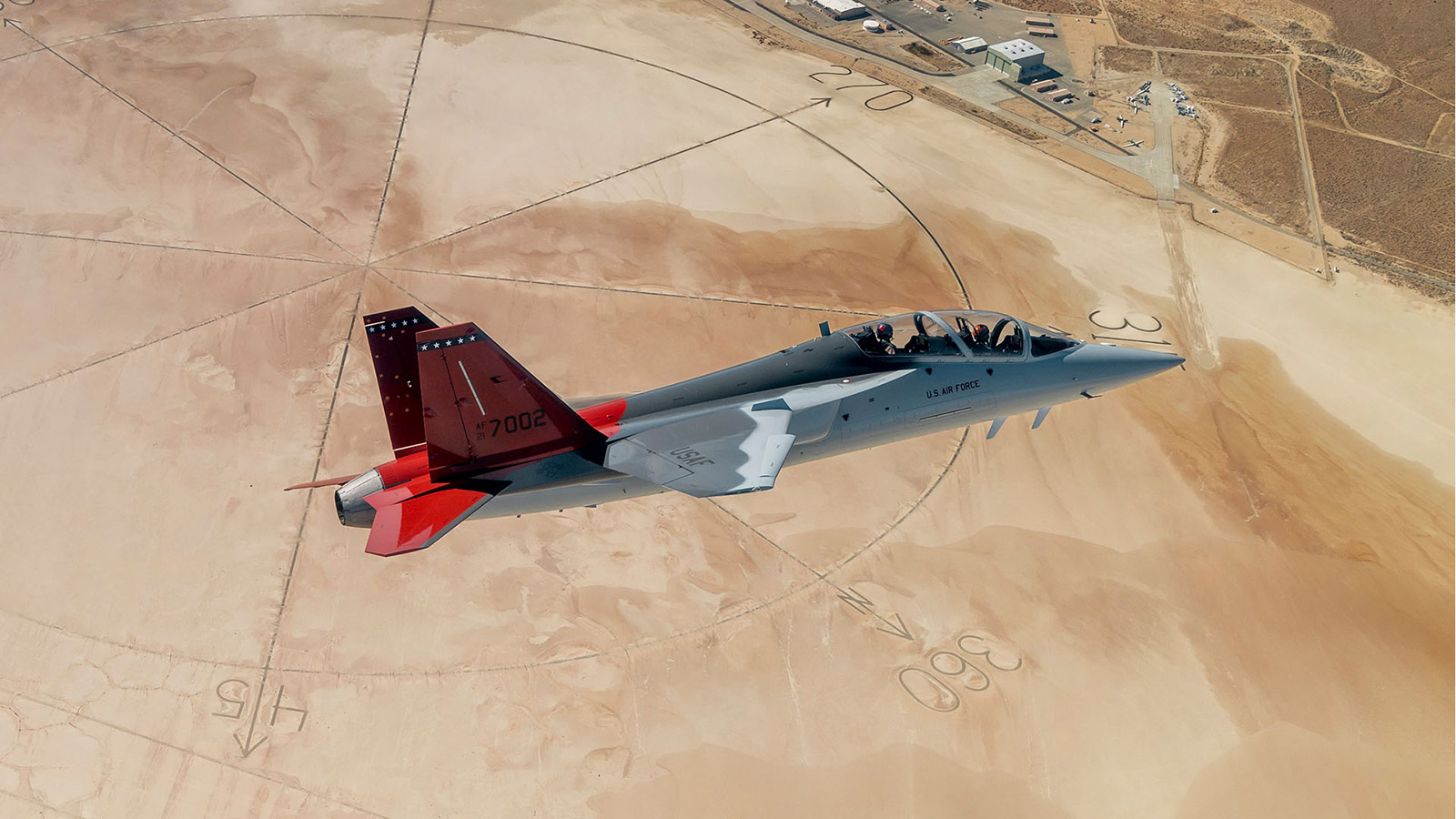 カリフォルニア州エドワーズ空軍基地上空を飛行する米空軍T-7Aレッドホーク。プログラムがマイルストーンCに到達する中、同基地では現在、高迎角（AoA）試験が実施中。（米空軍写真）
